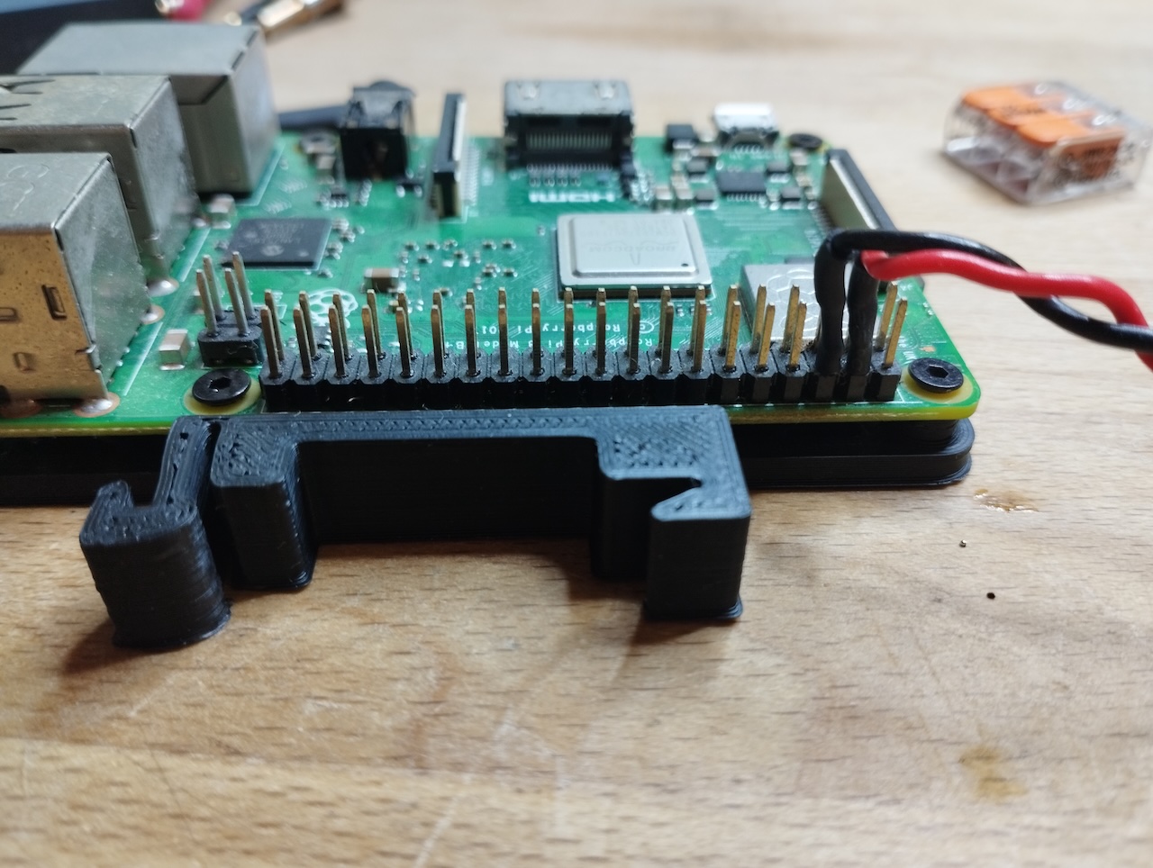 5V and GND wires from the terminal block routed to the Raspberry Pi GPIO header